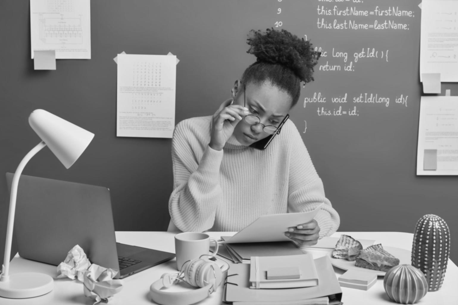Espacio de trabajo digital mostrando herramientas de optimización de contenido